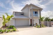 STAND A LONE LARGE TOWN HOUSE  CALOUNDRA 